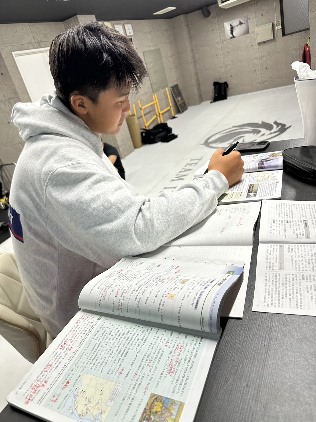 船橋のパーソナルジム「FUNABASHI INSTITUTE（船橋 インスティチュート）」の学生アスリートがジムで勉強している様子