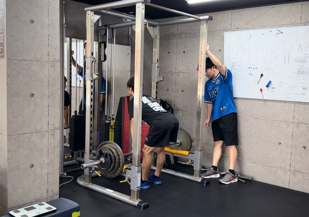 船橋のパーソナルジム「FUNABASHI INSTITUTE(船橋 インスティチュート)」で会員がパーソナルトレーナーの指導で背中のトレーニングに取り組む様子
