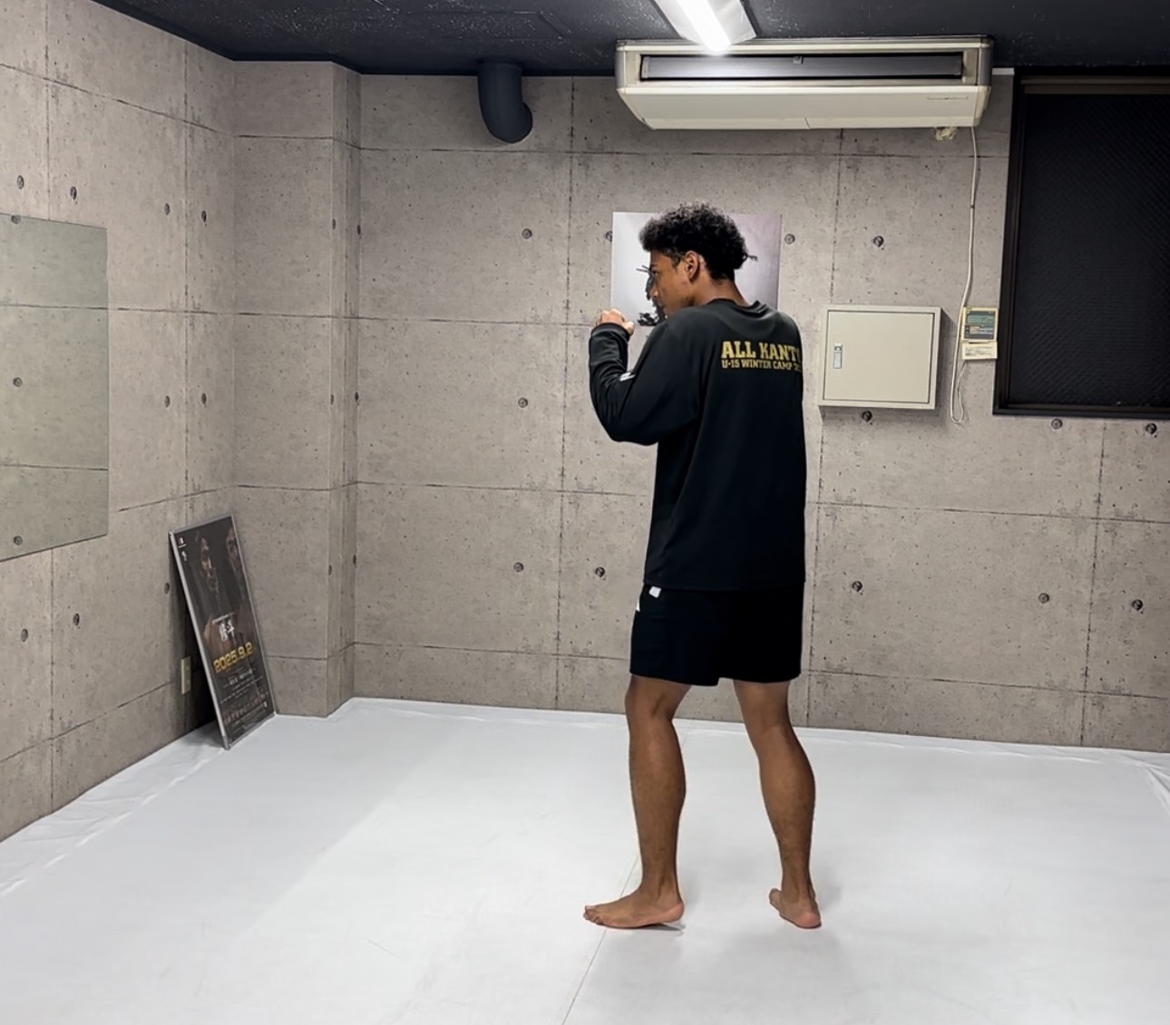 船橋のパーソナルジム「FUNABASHI INSTITUTE（船橋 インスティチュート）」で会員がダイエットのためにトレーニングに取り組む様子