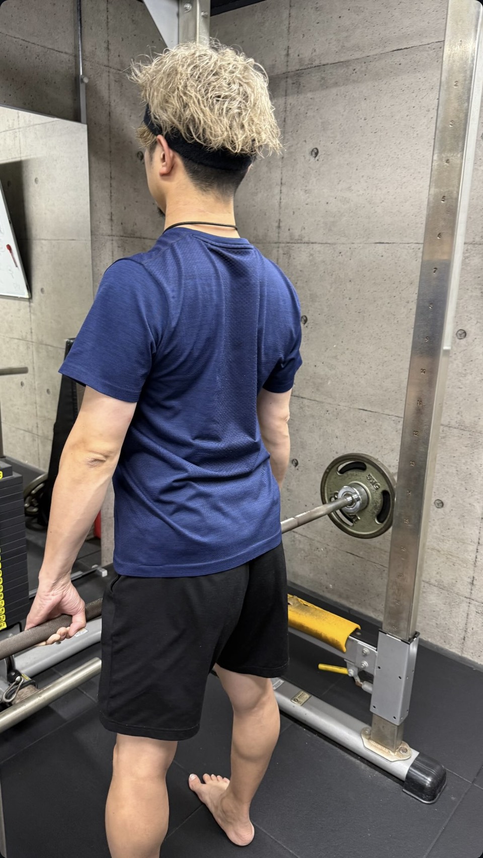 船橋のパーソナルジム「FUNABASHI INSTITUTE（船橋 インスティチュート）」で会員がダイエットのために背中のトレーニングに取り組む様子