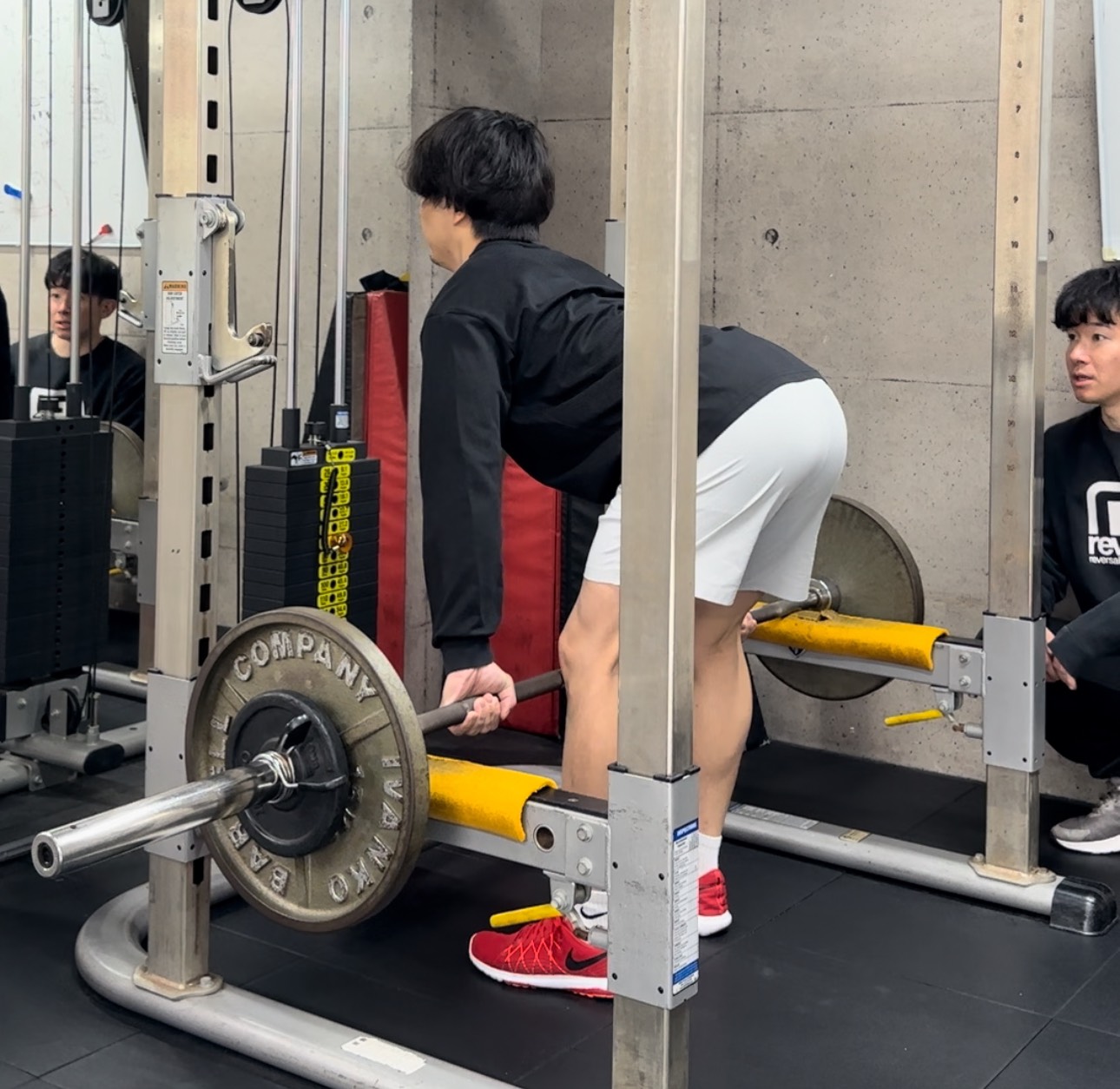 船橋のパーソナルジム「FUNABASHI INSTITUTE（船橋 インスティチュート）」の会員がトレーニングに取り組む様子