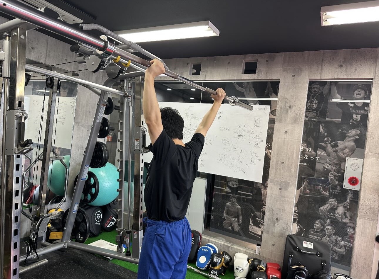 船橋のパーソナルジム「FUNABASHI INSTITUTE（船橋 インスティチュート）」で会員が肩甲骨のトレーニングに取り組む様子