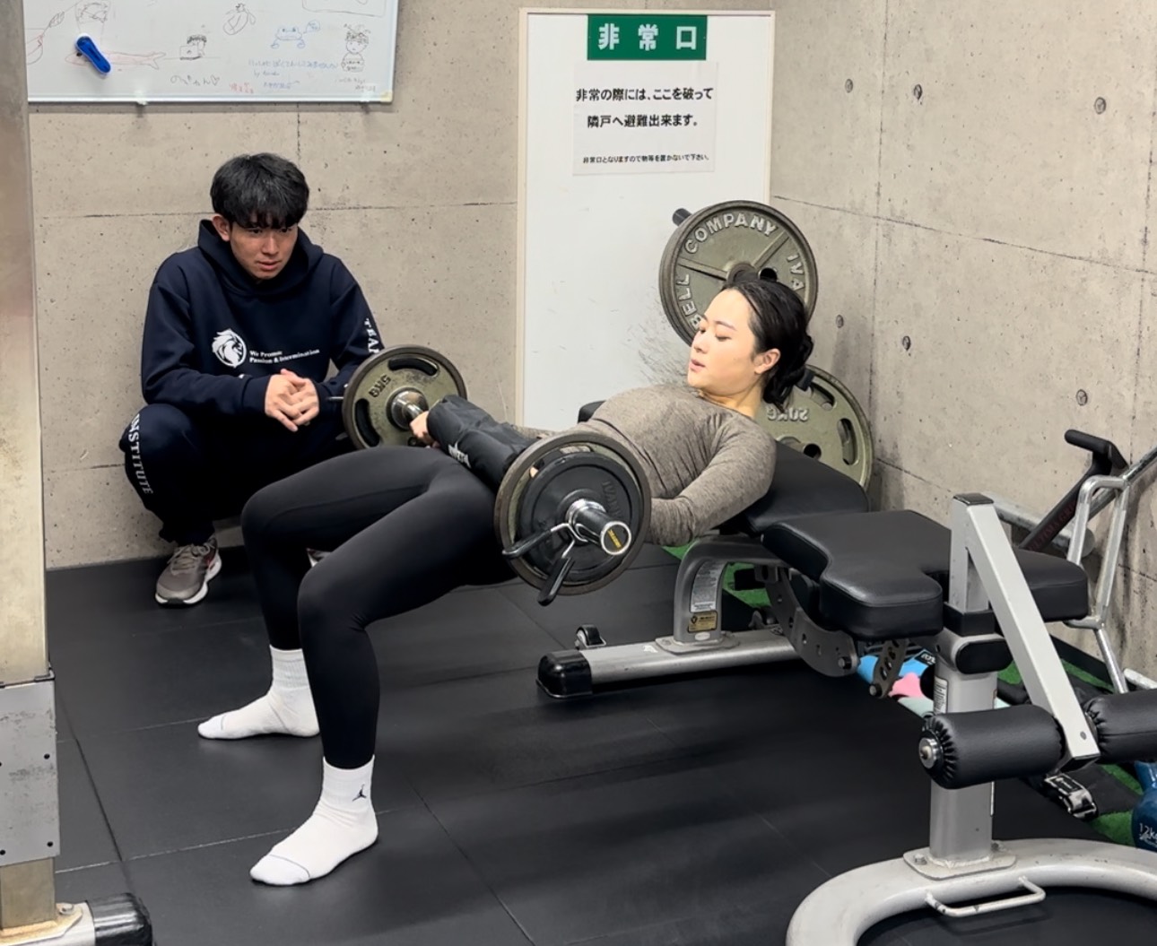 船橋のパーソナルジム「FUNABASHI INSTITUTE（船橋 インスティチュート）」で会員が下半身のトレーニングに取り組む様子