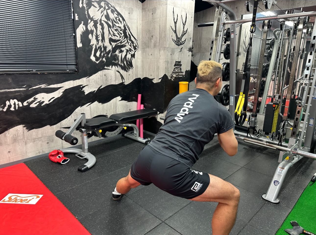 パーソナルジム「FUNABASHI INSTITUTE（船橋 インスティチュート）」で会員が可動域向上のためのエクササイズに取り組む様子