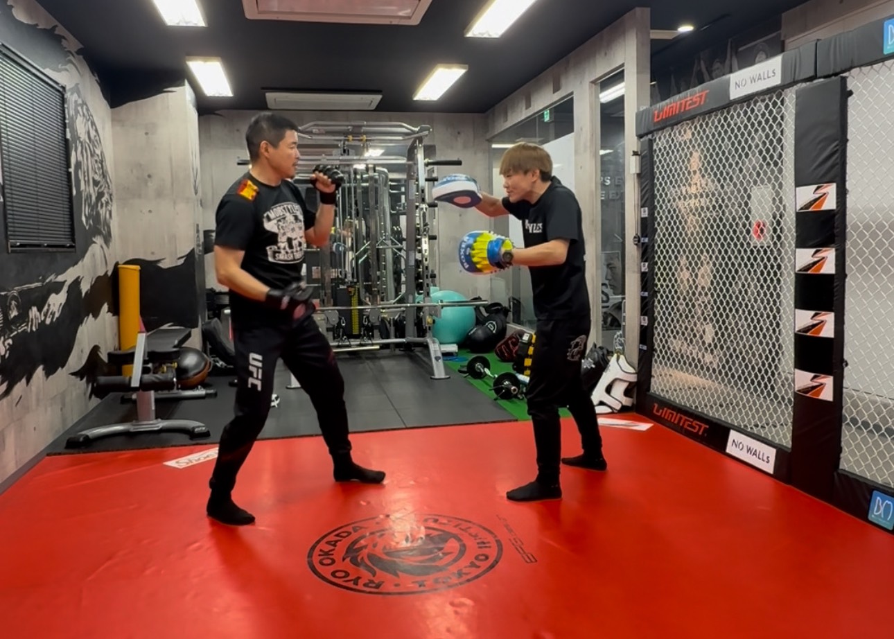 船橋のパーソナルジム「FUNABASHI INSTITUTE（船橋 インスティチュート）」で会員がキックボクシングを練習している様子