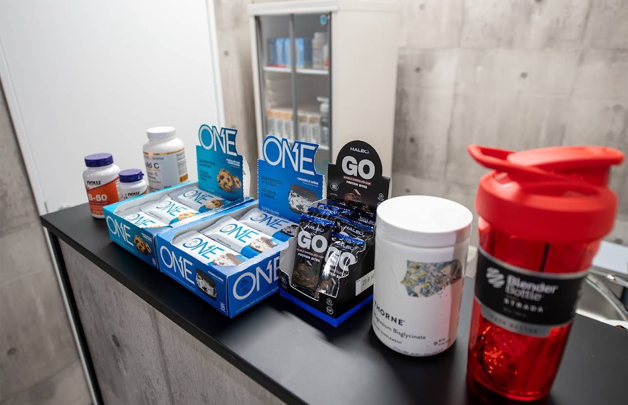 船橋のパーソナルジム「FUNABASHI INSTITUTE（船橋 インスティチュート）」でサプリメントを用意している様子