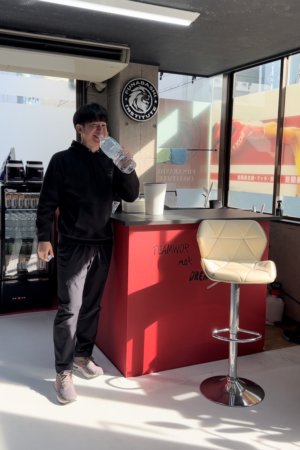 船橋のパーソナルジム「FUNABASHI INSTITUTE（船橋 インスティチュート）」のトレーナーがダイエットのために水分を多く摂っている様子