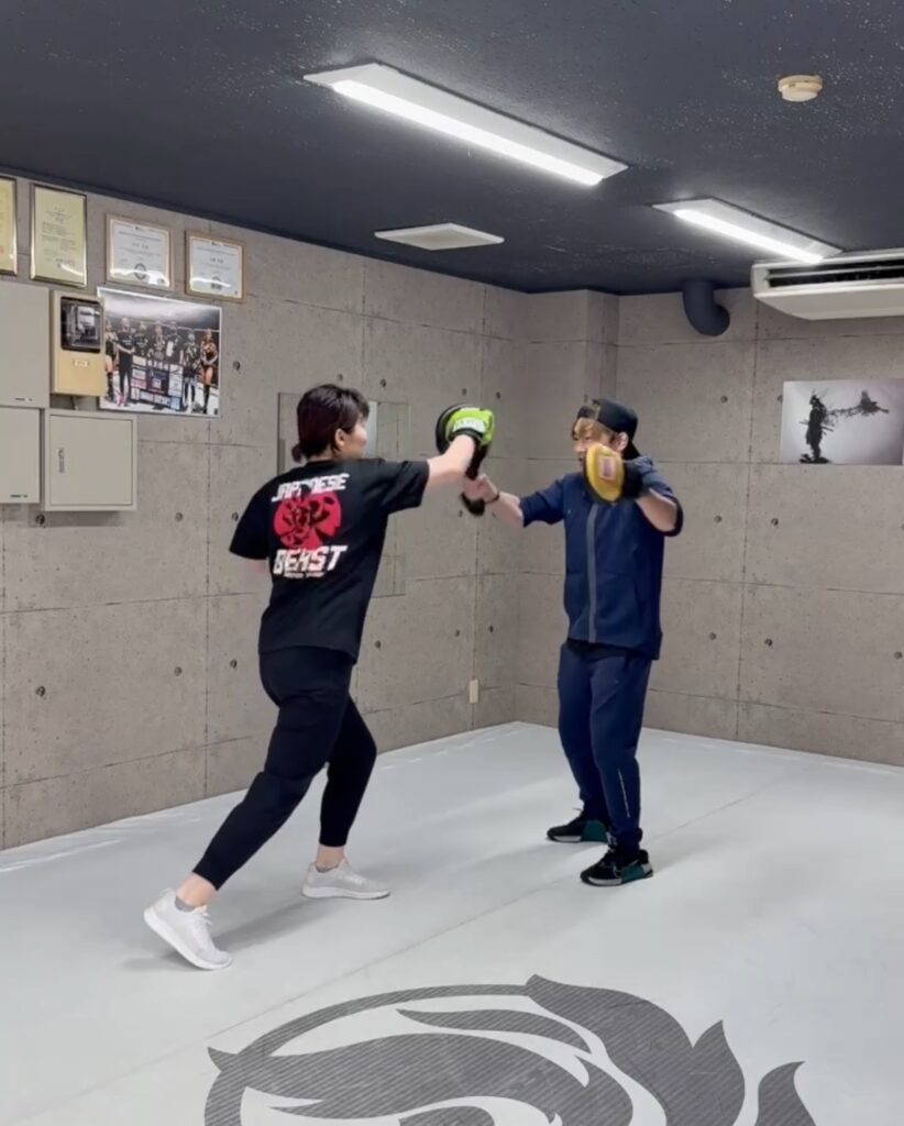 船橋のパーソナルジム「FUNABASHI INSTITUTE(船橋 インスティチュート)」で会員がキックボクシングに取り組む様子