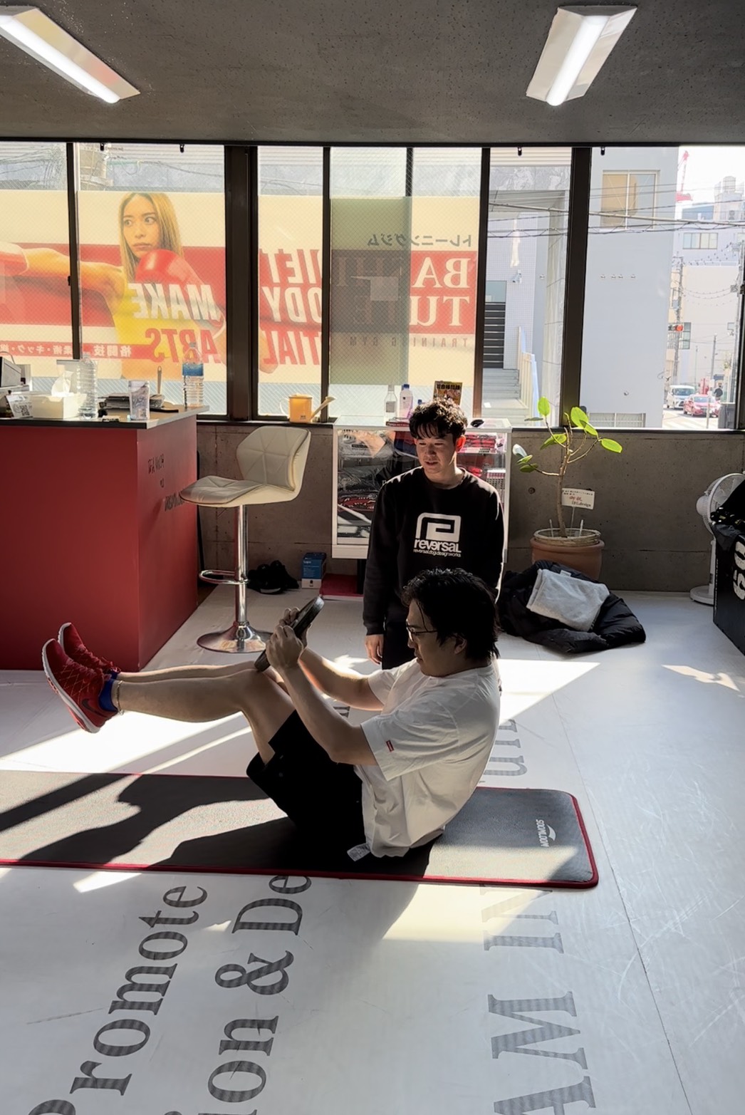 船橋のパーソナルジム「FUNABASHI INSTITUTE（船橋 インスティチュート）」の会員が腹筋のトレーニングに取り組む様子