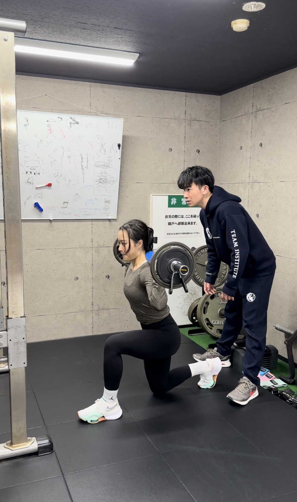 船橋のパーソナルジム「FUNABASHI INSTITUTE（船橋 インスティチュート）」で会員が下半身のトレーニングに取り組む様子