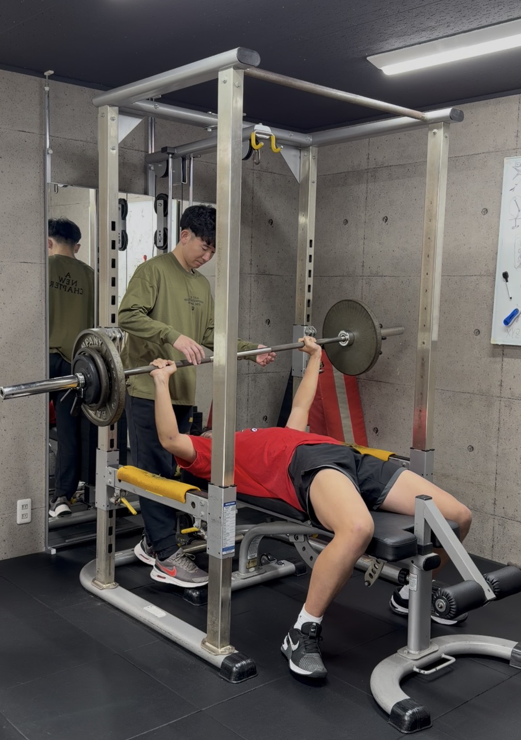 船橋のパーソナルジム「FUNABASHI INSTITUTE（船橋 インスティチュート）」で会員さんがダイエットのためにトレーニングに取り組む様子