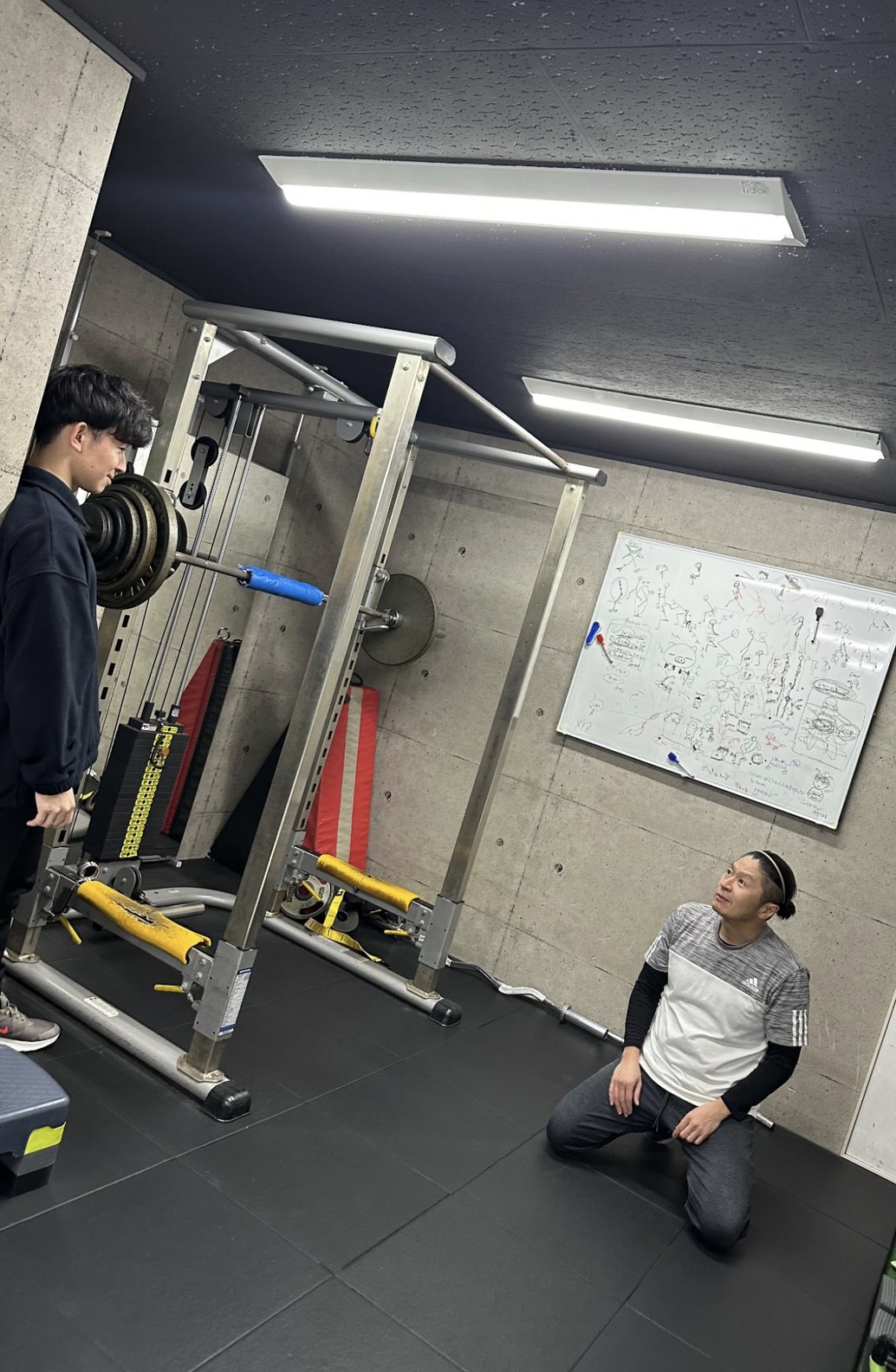 船橋のパーソナルジム 「FUNABASHI INSTITUTE（船橋 インスティチュート）」で会員さんがダイエットのためのトレーニング中に休憩している様子