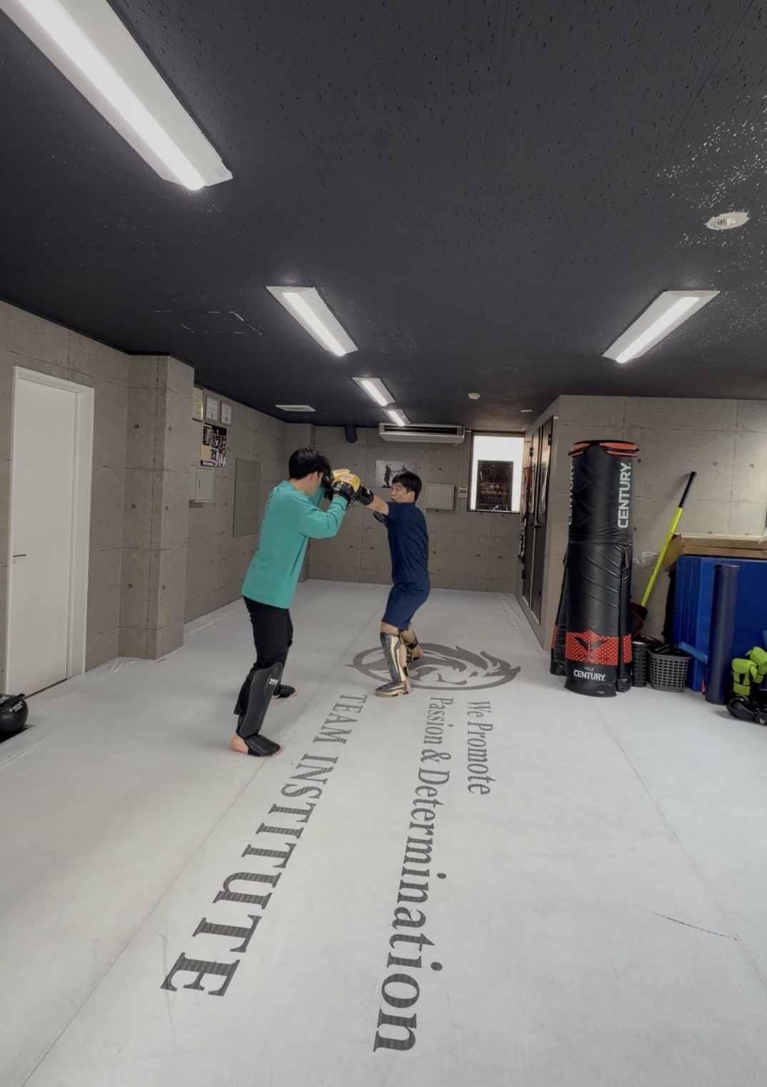 船橋のパーソナルジム「FUNABASHI INSTITUTE（船橋 インスティチュート）」で会員さんがキックボクシングのトレーニングに取り組む様子