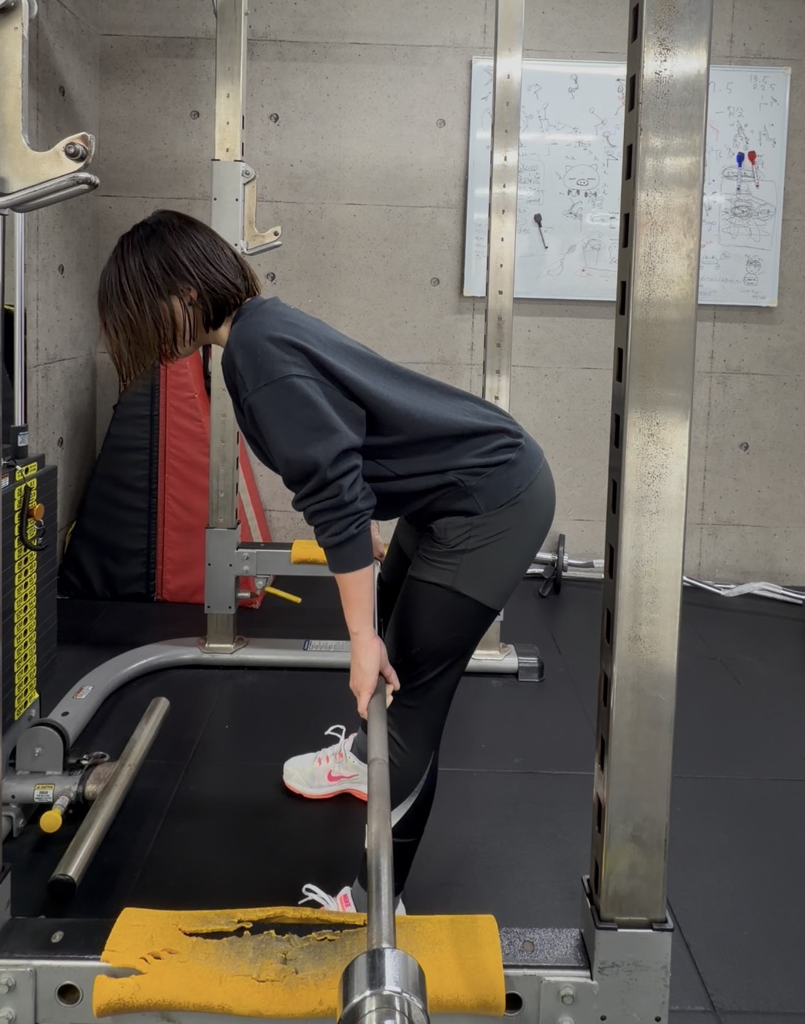 船橋のパーソナルジム「FUNABASHI INSTITUTE（船橋 インスティチュート）」で会員さんがトレーニングに取り組む様子