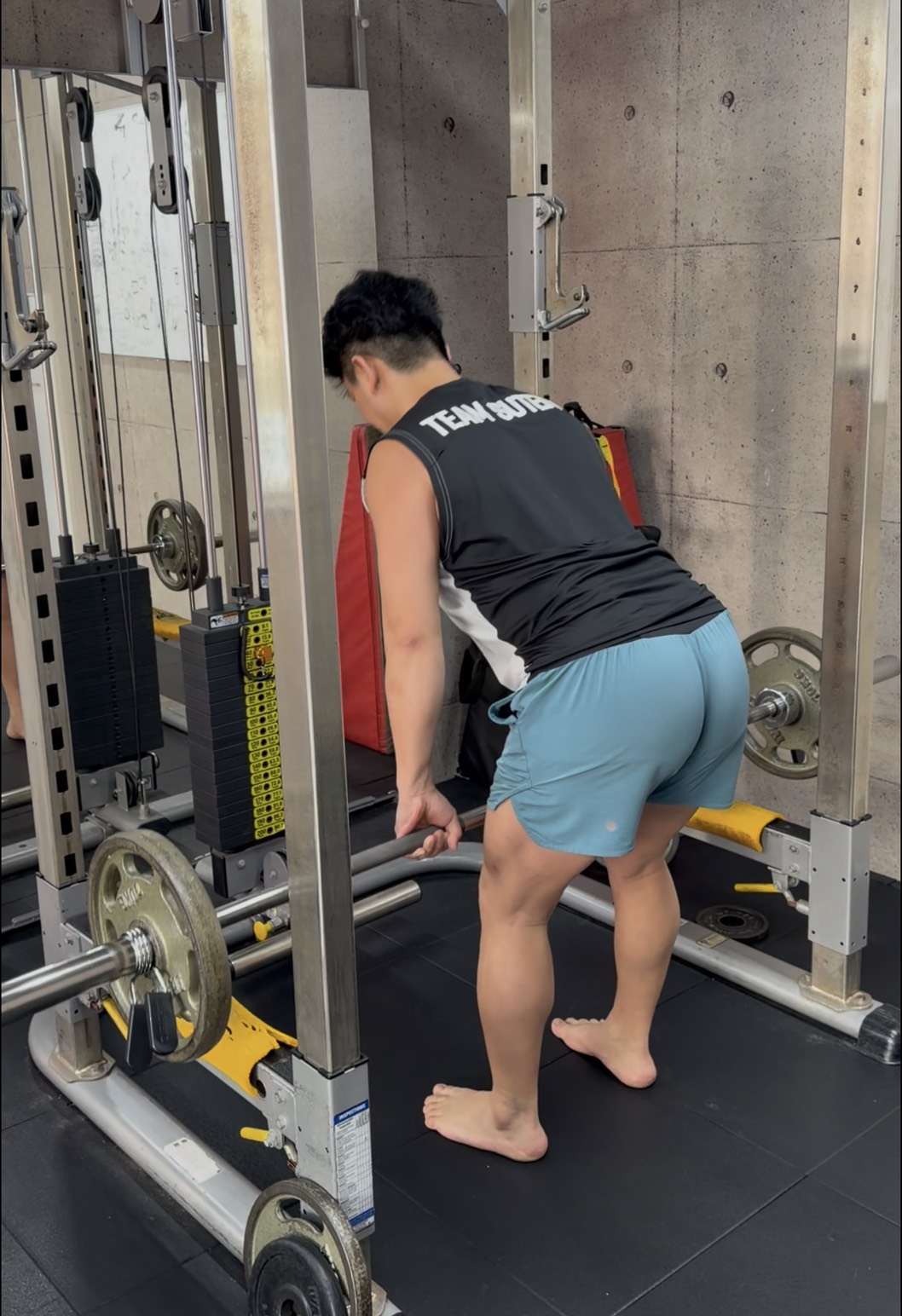 船橋のパーソナルジム「FUNABASHI INSTITUTE（船橋 インスティチュート）」で会員さんがルーマニアンデッドリフトに取り組む様子