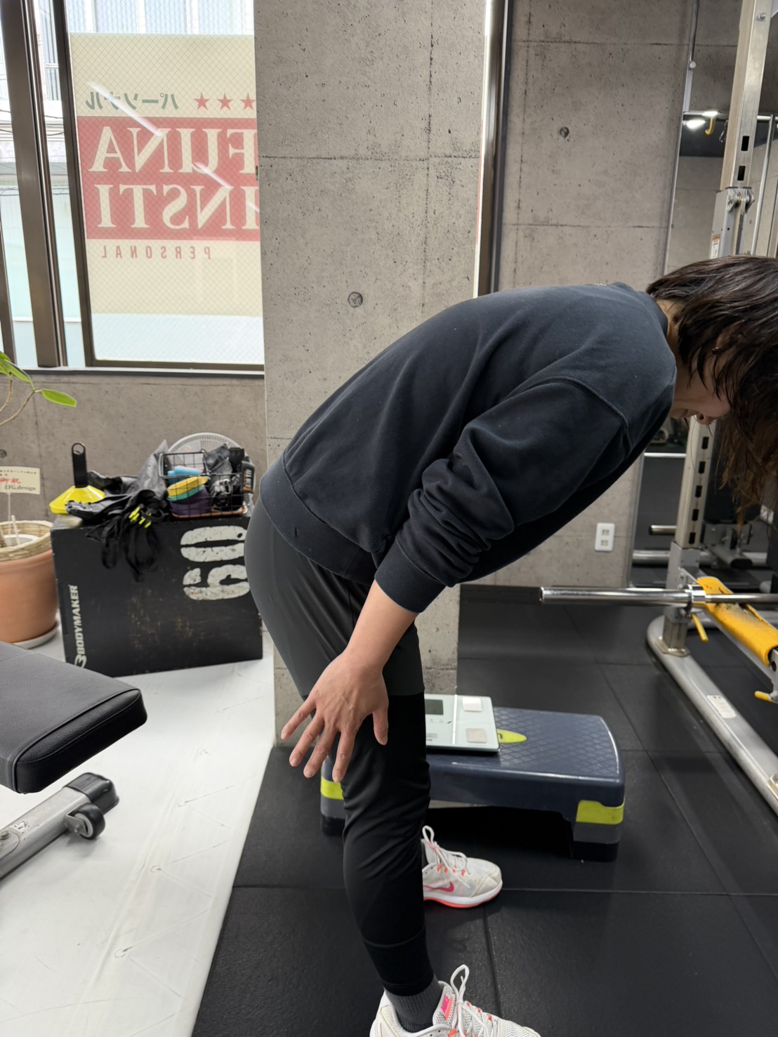 船橋のパーソナルジム「FUNABASHI INSTITUTE（船橋 インスティチュート）」の会員さんが姿勢のチェックをしている様子