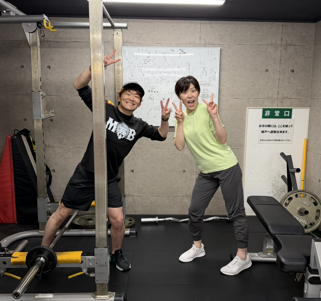 船橋のパーソナルジム「FUNABASHI INSTITUTE（船橋 インスティチュート）」のトレーナーとお客さんの集合写真を撮る様子